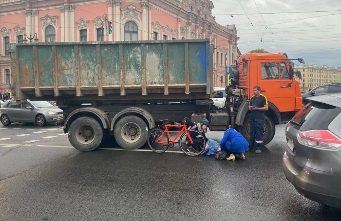 Текст песни сбил камаз. Мою маму сбил КАМАЗ. Мальчика и девочку сбил КАМАЗ В СПБ. Девушки и КАМАЗ. Энгельс КАМАЗ сбил Стеллу.