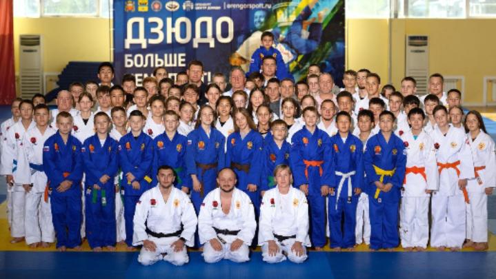 Спортсменам оренбургского Центра дзюдо подарили 180 новых кимоно