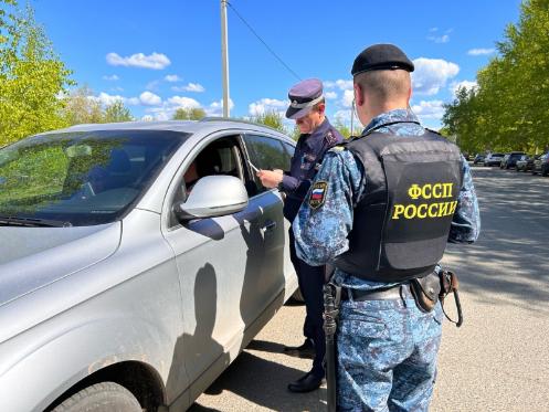 Оренбургские приставы передали в зону СВО автомобиль и мотоцикл