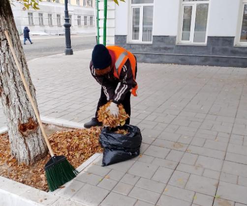 Коммунальные службы Оренбурга наводят порядок на улицах в рамках осененного месячника