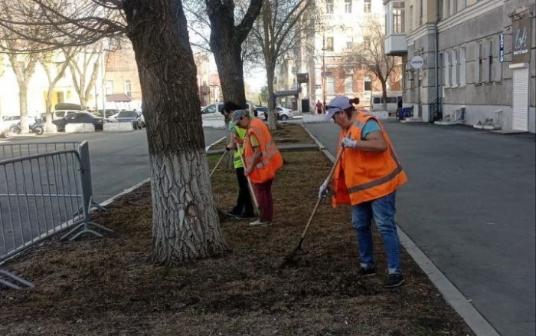 Коммунальщики Оренбурга продолжают наводить порядок на улицах города