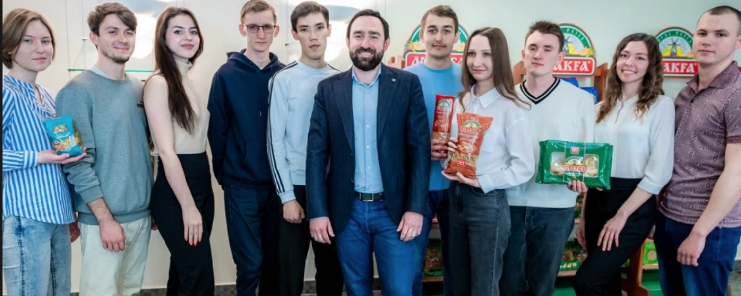 Оренбургские студенты работают на макаронном производстве